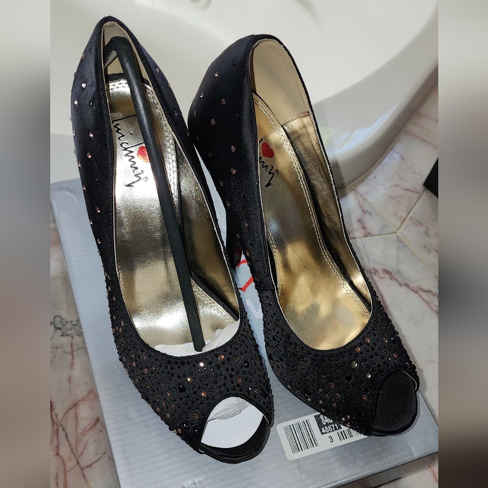 NWOT Luichiny black rhinestone pumps size 8.5